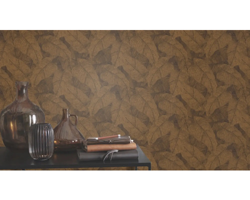 Close-up van een wandbehang met bladmotief, aangevuld met decoratieve vazen en boeken op een tafel