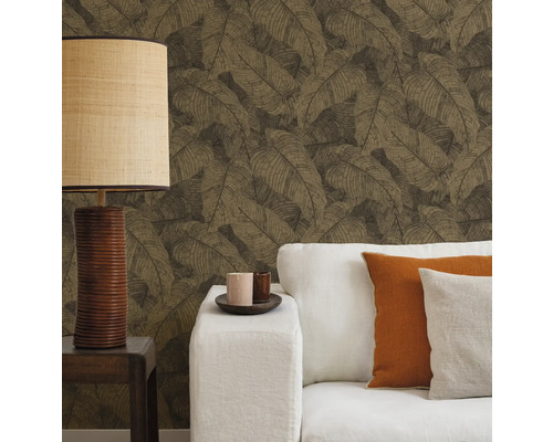 Woonkamer met patroonbehang, bank, kussens en lamp