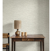 Scene met tafel, lamp en behang met patroon