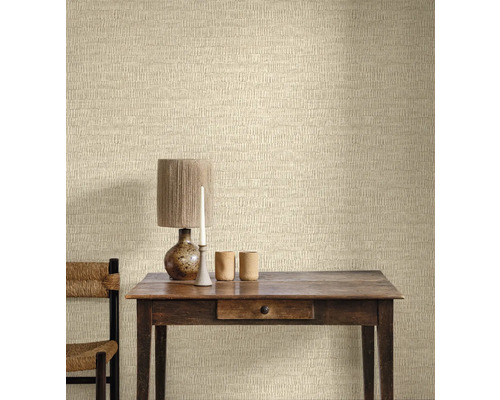 Decoratieve kamer met beige behang met streepjespatroon, tafel, stoel en lamp