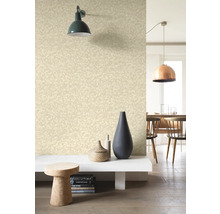 Woonkamer met patroonbehang, wandlamp en decoratieve elementen.