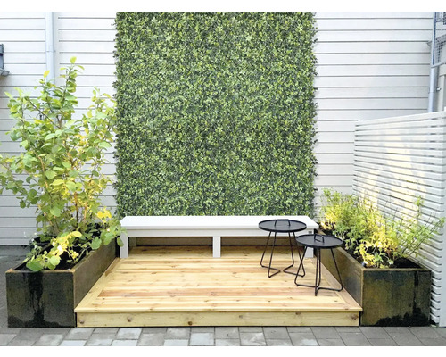 Plantenwand Tropical kunststof groen 200 x 100 cm Ontworpen buitenruimte met een zitbank, tafels, beplanting en een houten vloer