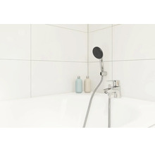 Badkamerarmatuur met handdouche en twee flessen