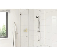 Badkamer met glazen douchecabine, douchearmatuur en handdoekhouder.