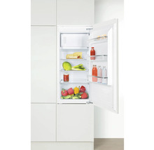 Geopende koelkast met boodschappen in een witte keuken