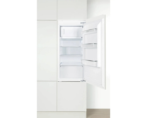 Geïntegreerde koelkast met open deur in een lichte keukenopstelling.