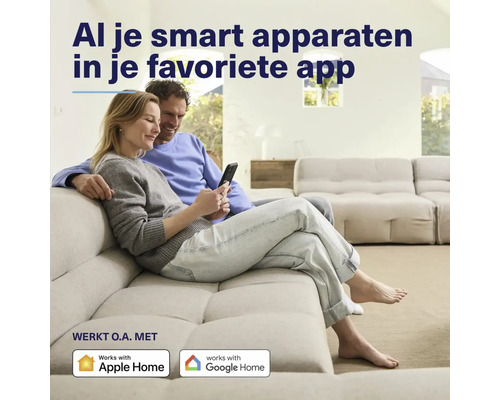 Een stel zit ontspannen op de bank en gebruikt een Smart Home app
