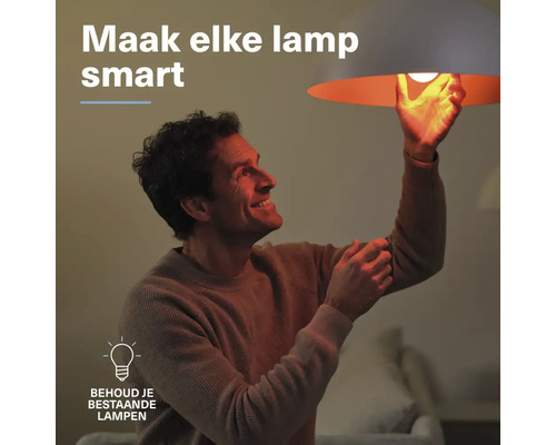 Man verwisselt een lamp in een armatuur om het slim te maken