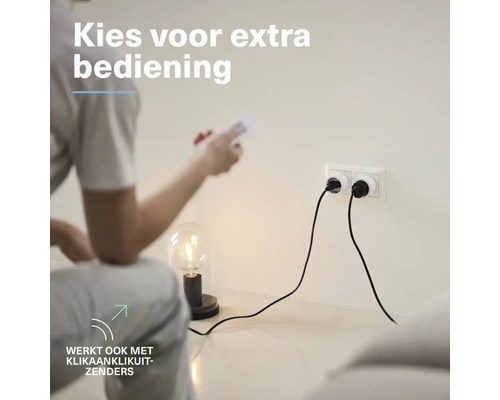 Persoon bedient schakelbare stopcontacten met een draadloze afstandsbediening binnenshuis