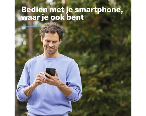 Een man bedient een smartphone buitenshuis