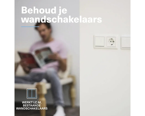Wandschakelaar en stopcontact op een witte muur