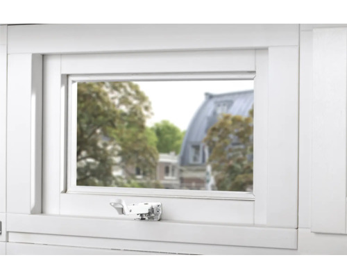 Close-up van een wit draai-kiepraam met raambeslag