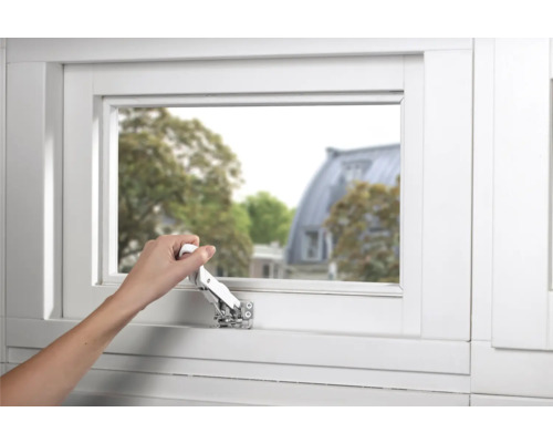 Hand bedient raamgreep op een wit raam