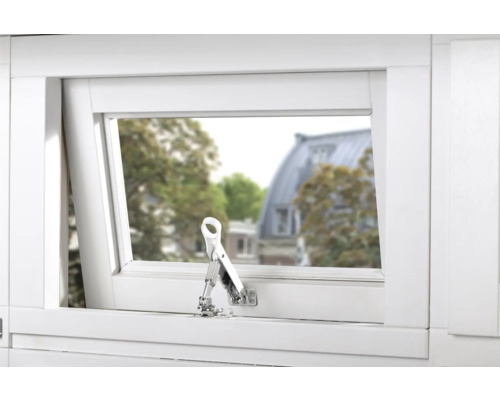 Gekanteld wit raam met raambeslag voor ventilatie