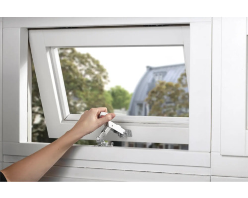 Kantelend kunststof raam met raambeslag wordt door een hand geopend.