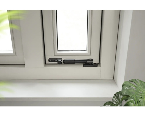 Raam met zwarte raamvergrendeling