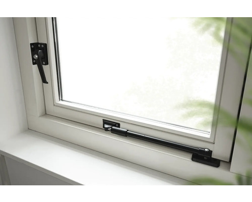 Raam met raamkruk en raamstang