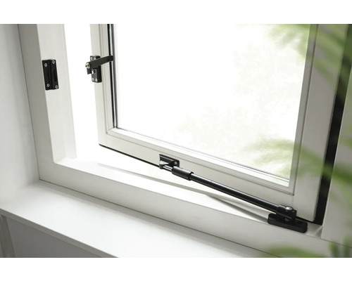 Geopend raam met raambeslag