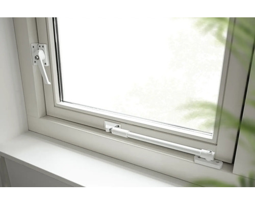 Raam met raamkruk en raamuitzetter