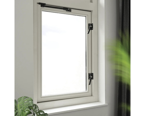 Wit raam met raamgrepen en raambegrenzer