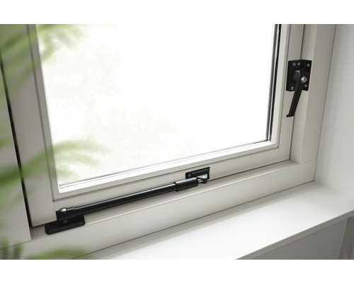 Raam met raamhendel en raamuitzetter