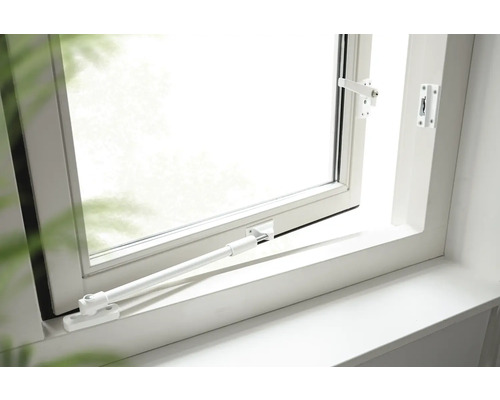 Geopend venster met raamuitzetter en raamhendel