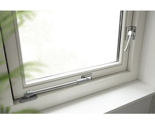 Raam met raamgreep en raamuitzetter
