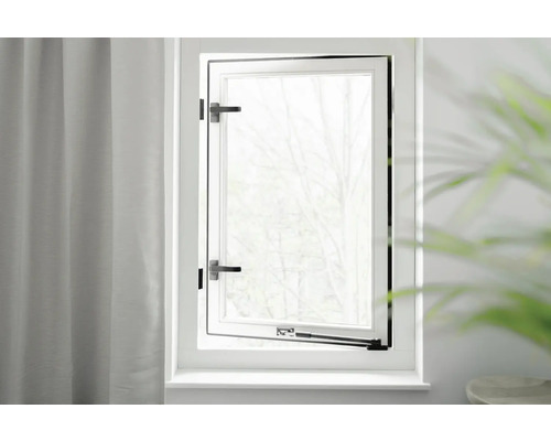 Geopend draai-kiepraam met beslag in een lichte ruimte