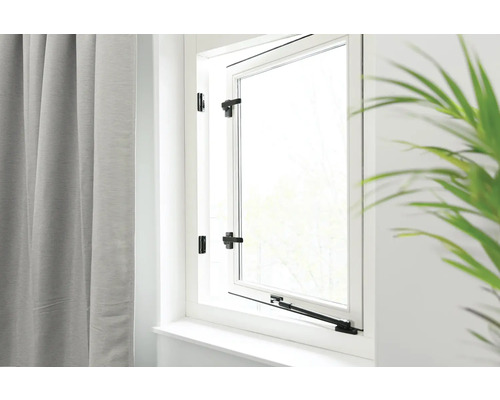 Geopend draai-kiepraam met zwarte raamhendel en raambeslag