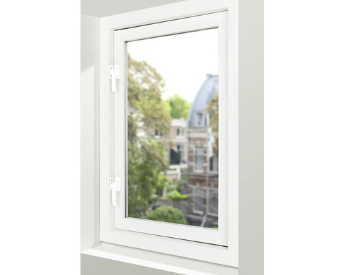 Wit kunststof raam met uitzicht naar buiten