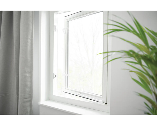 Gekanteld raam met raamhendel en gordijn