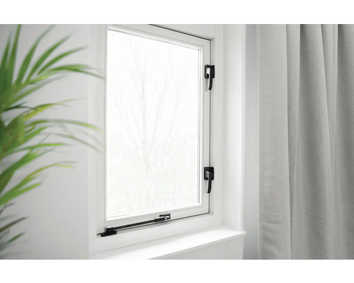 Gesloten raam met raamkrukken binnenshuis.