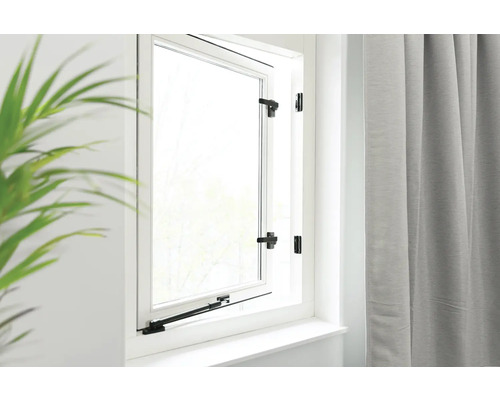 Geopend raam met raamkruk en gordijn