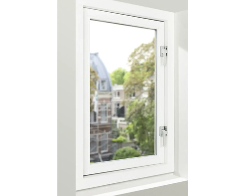 Wit kunststof raam met uitzicht naar buiten