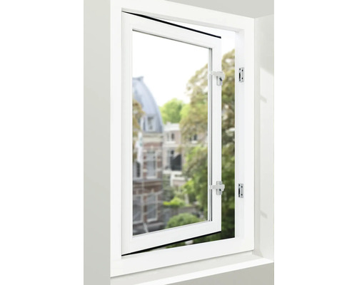 Geopend raam met raambeslag en uitzicht naar buiten