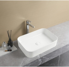 Rechthoekige keramische opzetwastafel met kraan op een werkblad