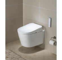 Wandhangend toilet met douchefunctie en afstandsbediening in de badkamer.