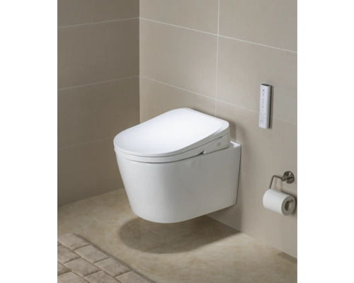 Wandhangend toilet met douchefunctie en afstandsbediening in de badkamer.