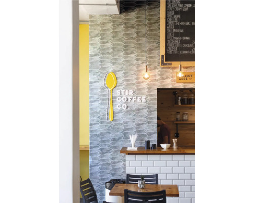 Interieur van een café met tafel, stoelen, toonbank en menukaart