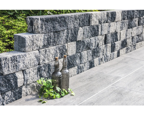 Steunmuur van stenen in de buitenruimte