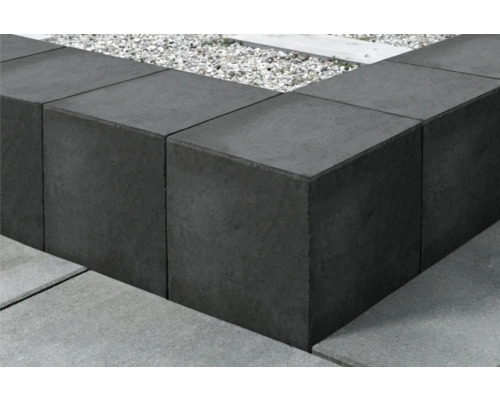 Muur van betonblokken in de tuin