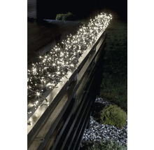 Lichtsnoer met witte LEDs op een tuinafsluiting
