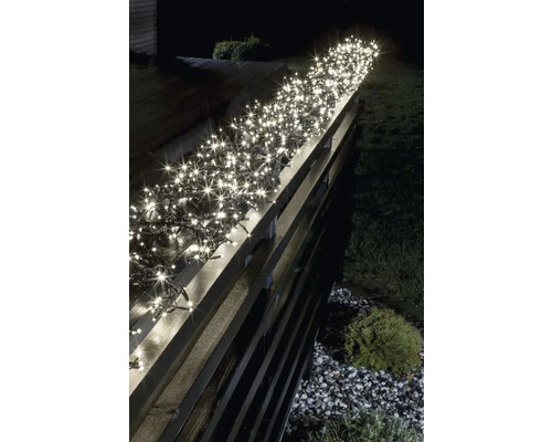 Lichtsnoer met witte LEDs op een tuinafsluiting