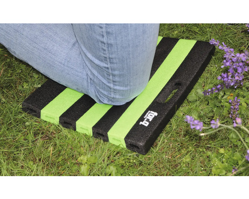 Persoon knielt op een tuinkniekussen met streepmotief op gazon