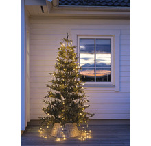 Kerstboom met lichtjes in de buitenruimte voor een raam