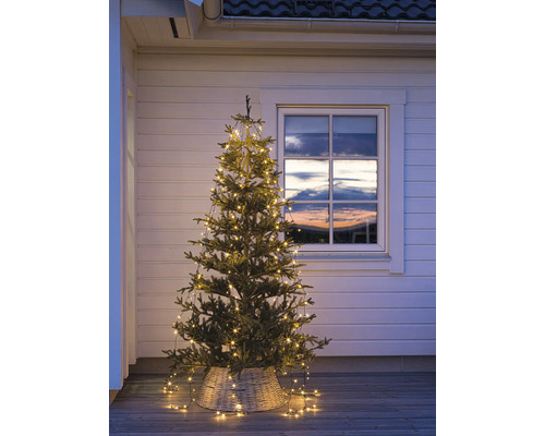 Kerstboom met lichtjes in de buitenruimte voor een raam
