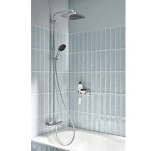 Foto van een douche met hoofddouche, handdouche en thermostatische mengkraan in de badkamer.