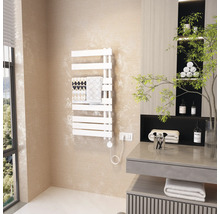 Badkamer met radiator en handdoeken aan de muur