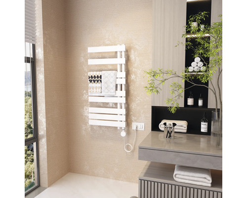 Badkamer met radiator en handdoeken aan de muur