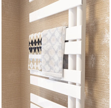 Witte badkamerradiator met handdoeken